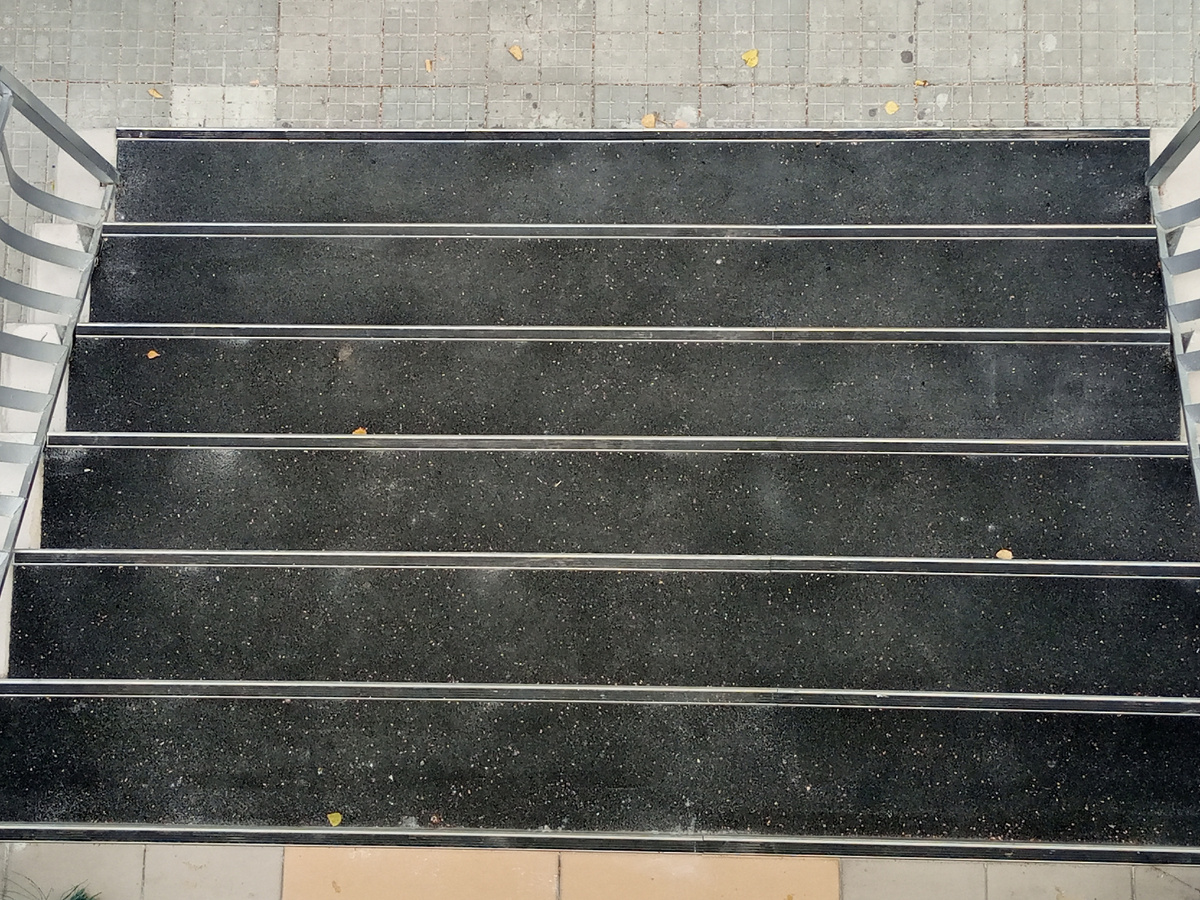 Берёза не унимается.