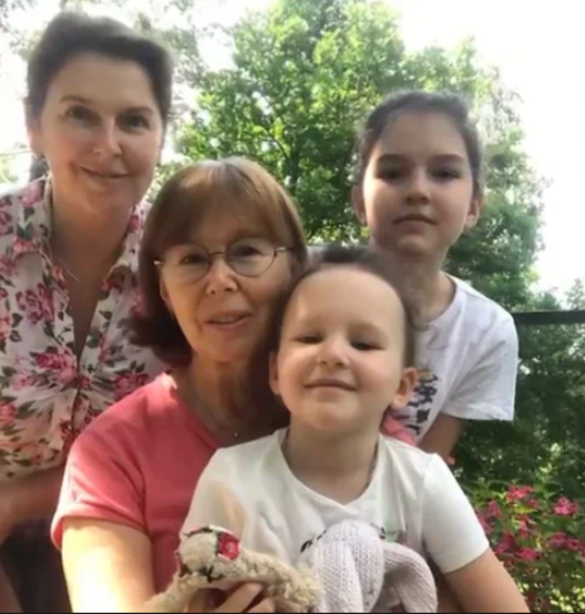 Евгении Симоновой на сегодняшний день 68 лет, и она до сих пор выходит на сцену любимого ею театра. И все же 13 лет борьбы со страшной болезнью дают о себе знать.-11