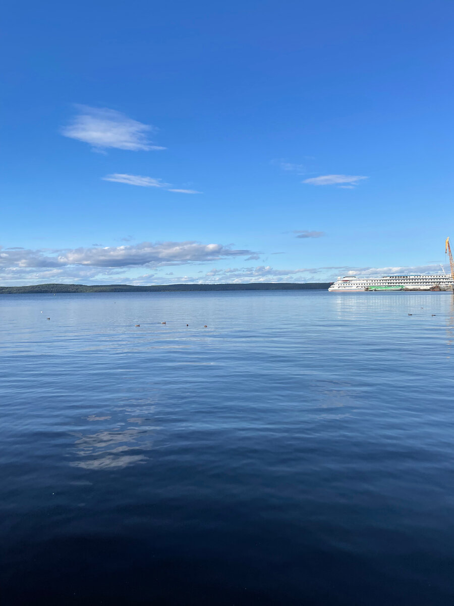 Онежское озеро. Вдалеке наш теплоход. Фото автора.