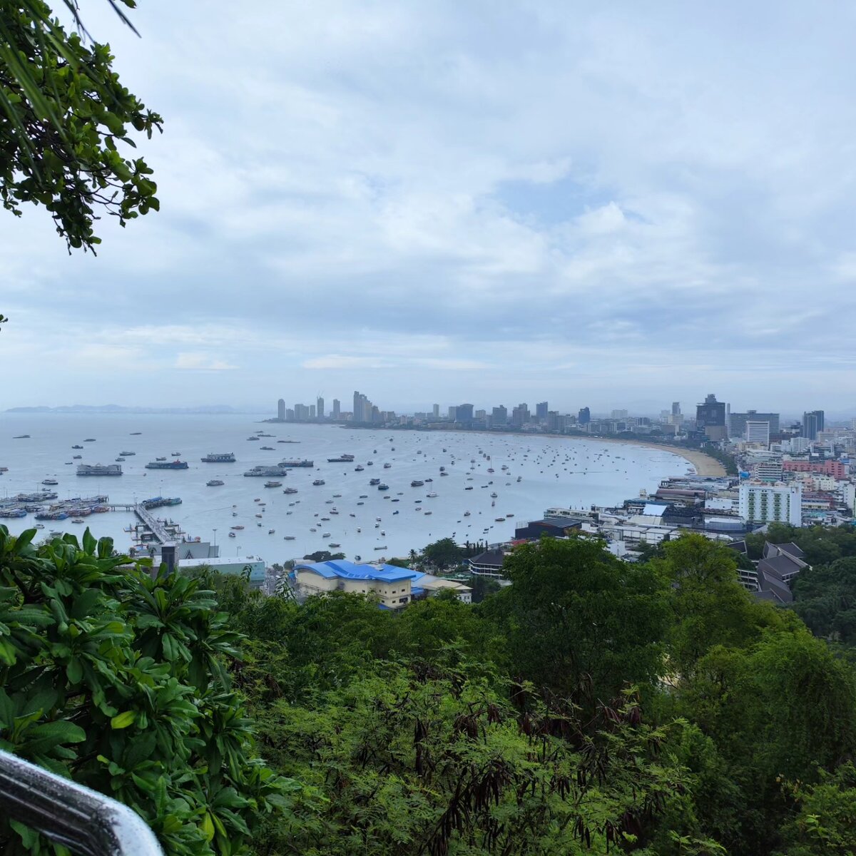 Центральная Паттайя с холма Пратамнак летом в сезон дождей 