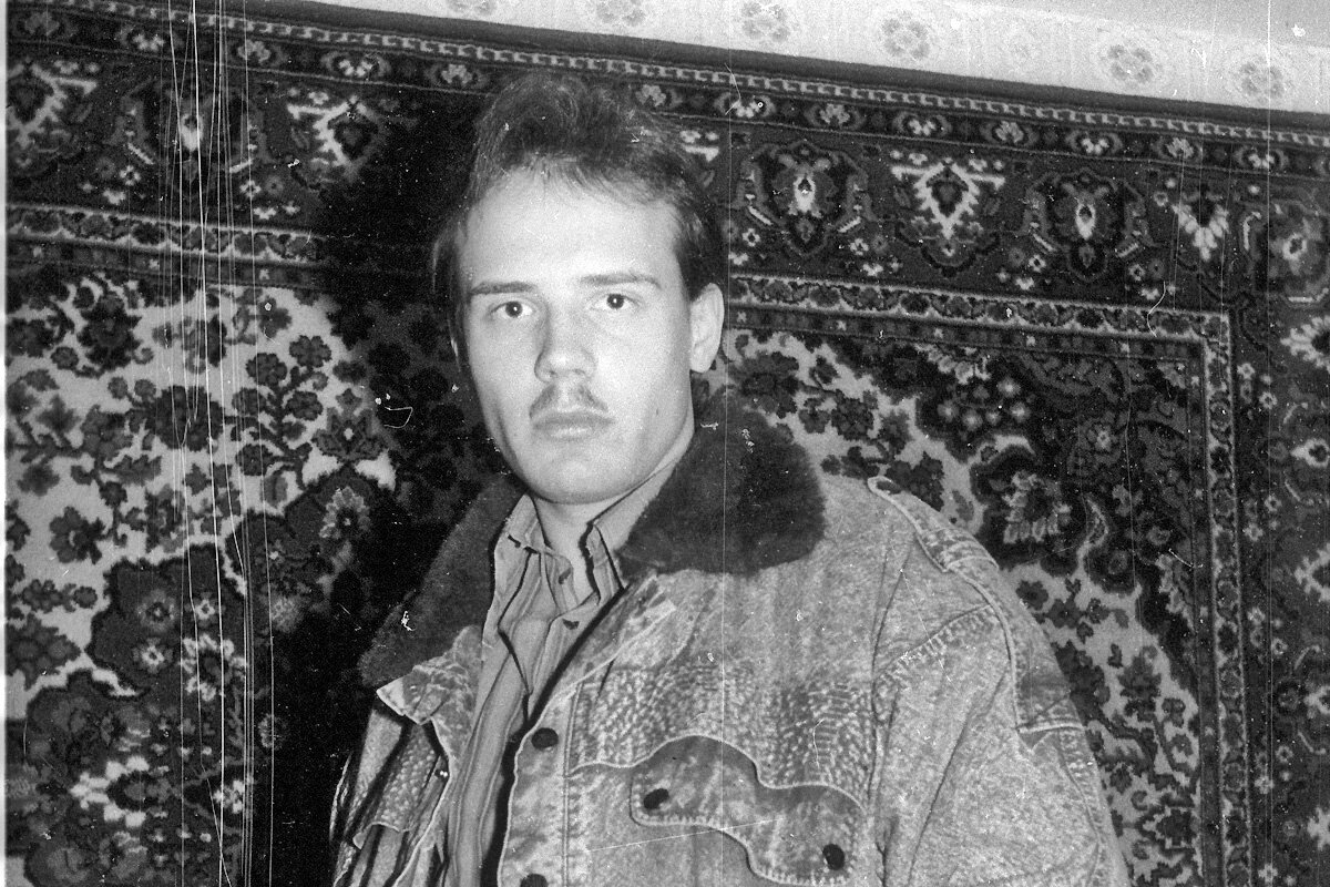 Традиционное фото на фоне ковра. Зима 1990-91. Из архива автора.