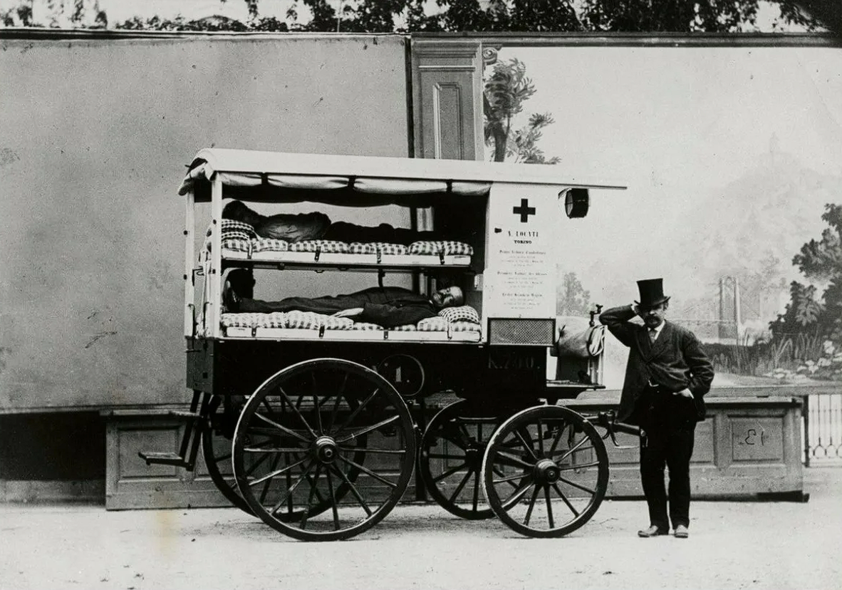 Первая станция скорой помощи в России. Первая санитарная карета Боткина. Первые кареты скорой помощи. Карета скорой помощи 19 века.