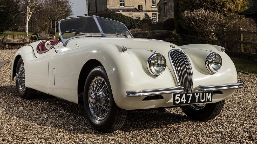    Первым автомобилем с дисковыми тормозами на всех колёсах был Jaguar С-Type (1952)