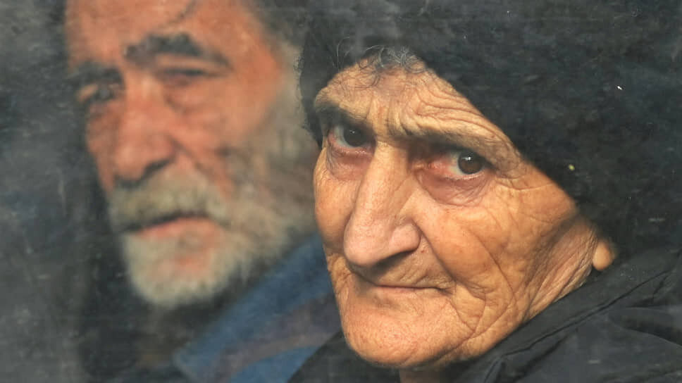    Степанакерт. Жители Нагорного Карабаха в автобусе на выезде из города David Ghahramanyan /Reuters