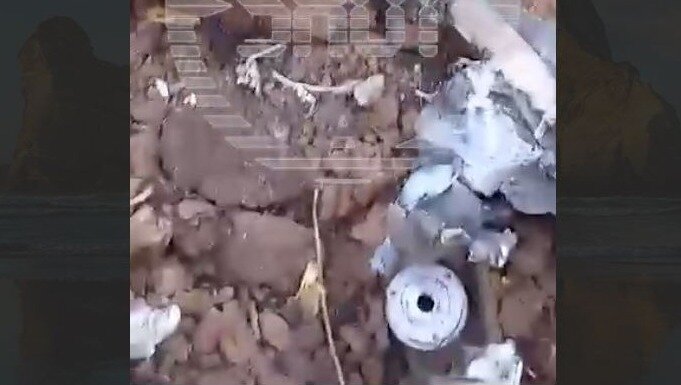     В Саратовской области обнаружили упавший дрон. Предположительно, БПЛА летел в сторону военного аэродрома в Энгельсе, где расположены авиабазы ВКС России.