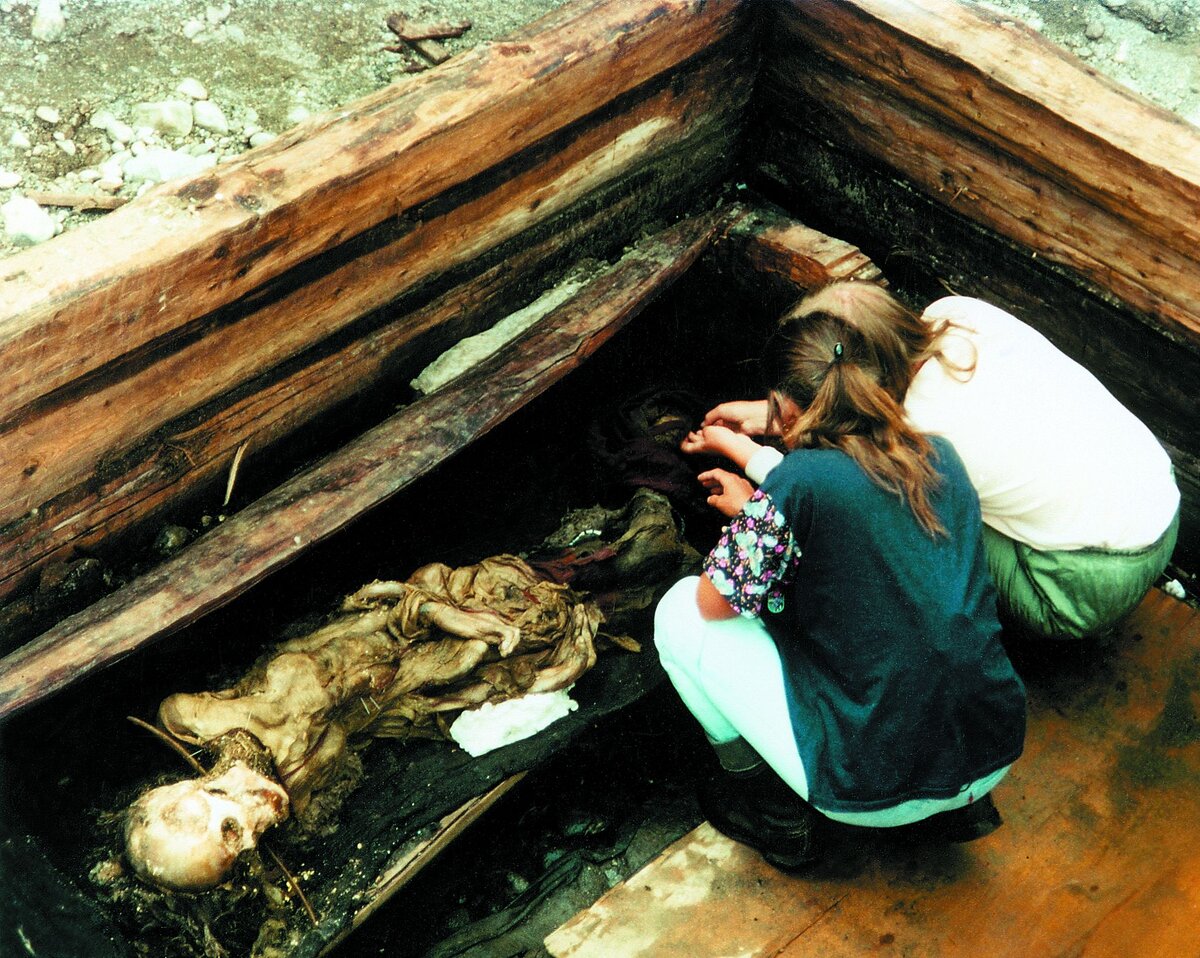 Н.В.Полосьмак вместе с сотрудниками ИАЭТ СО РАН рядом с мумией на плато Укок