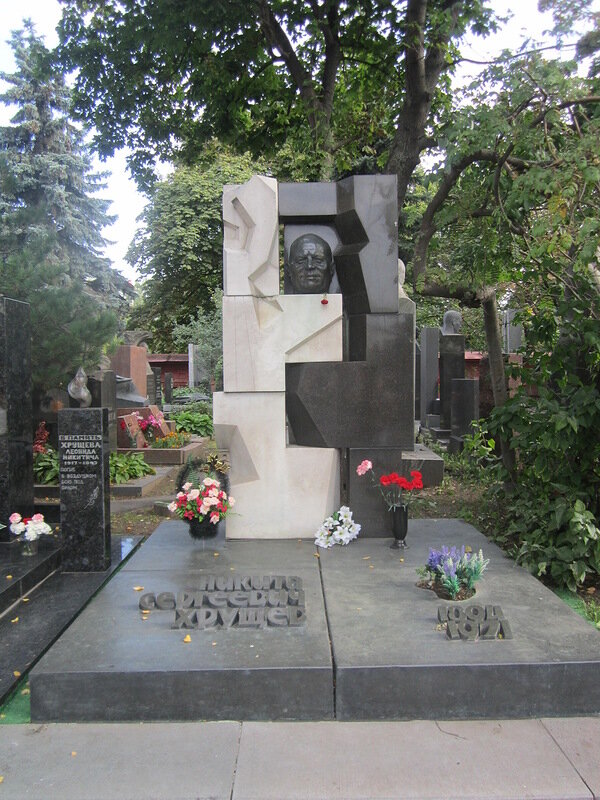 Могила галины брежневой на новодевичьем фото Могила Ланового на Новодевичьем фото (много фото)