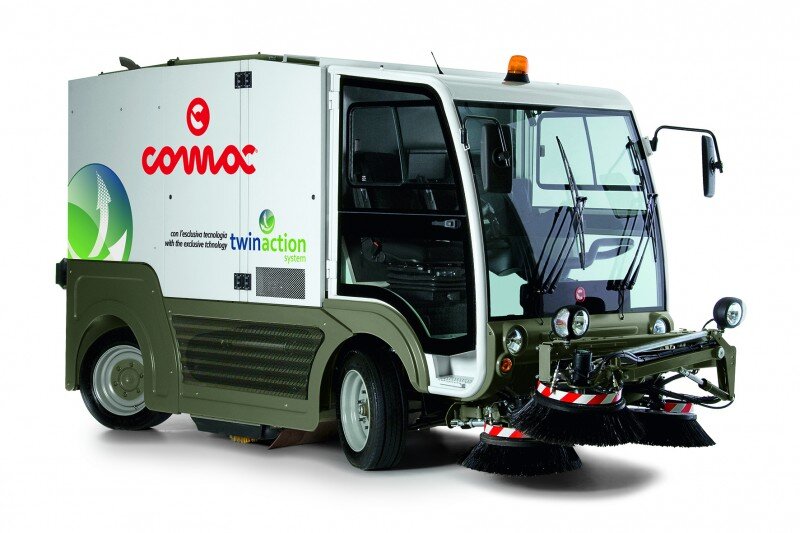 Коммунальная машина COMAC  является самой компактной моделью, идеальная машина для очистки узких старых улиц, пешеходных зон, велосипедных дорожек или промышленных зон