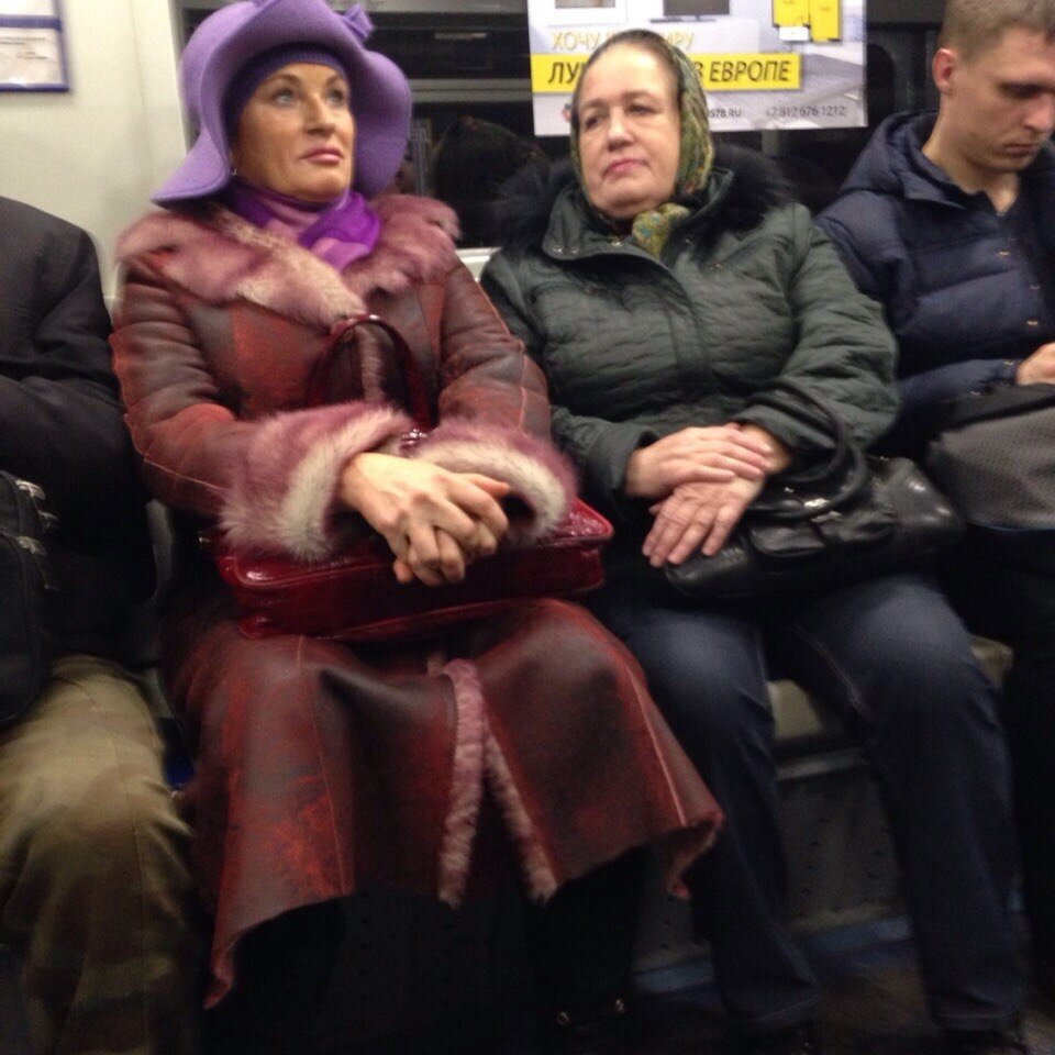 Бабушка в шапочке. Модная одежда для бабушек. Милые бабушки. Красиво стареющие женщины. Старушка плачет.