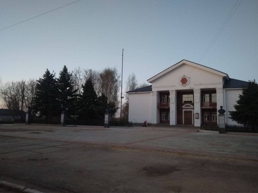 
Жители обсуждают, что девочку похитили недалеко от этого здания.

