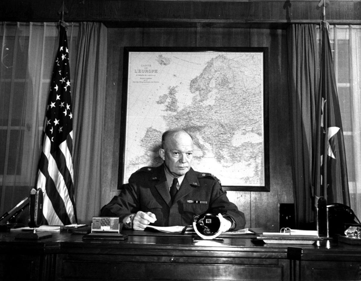Эйзенхауэр высадка в нормандии. Дуайт Эйзенхауэр. Дуайт Эйзенхауэр 1944. Дуайт Эйзенхауэр Нормандия.