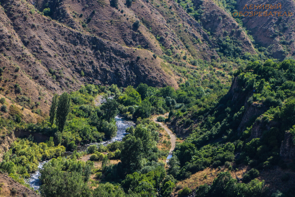 Вид с крепости Гарни на реку Азат и идущую вдоль неё дорогу