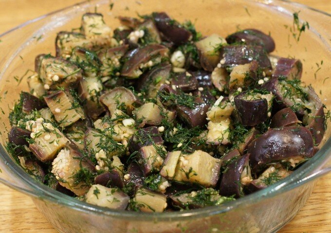 Вкус баклажанов в этом зимнем блюде действительно напоминают грибы. Ингредиенты:вода-4 л.;баклажаны-4 кг.;чеснок-4 головки;соль-4 ст. л.;уксусная эссенция-4 ст. л.;масло растительное-100 гр.;зелень укропа/большой пучок/. Начнем готовить!
Вскипятить воду, добавляем соль и уксус, баклажаны нарезанные кубиками/кубики должны быть одинакового размера, а баклажаны предварительно вымоченные и вымытые/, с момента закипания воды выдерживаем ровно 5 мин.
Выложить баклажаны в дуршлаг, даем стечь жидкости, затем перекладываем в эмалированную посуду. Измельчить чесночок/но не давить/ и зелень укропа, добавить в посуду к баклажанам, залить растительным маслом. Аккуратно перемешать.
Заранее подготовить баночки/на мой взгляд удобнее будут 0,5 л./ и расфасовываем в них баклажаны, в кипящей воде подогреваем 15 мин.
Закручиваем и оставляем остужать под теплым одеялом. Вот и все, баклажаны готовы! Приятного аппетита! 
Если Вам понравился рецепт, подписываетесь на канал.
