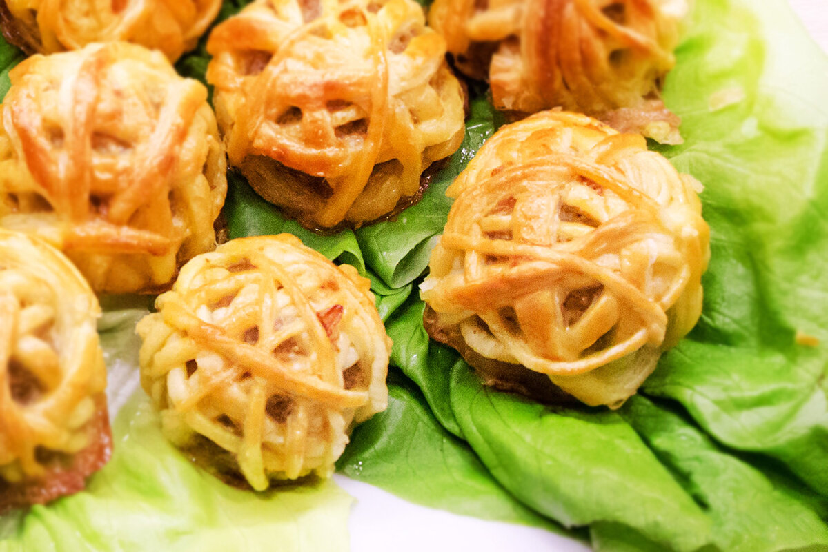 Простое тесто и фарш. Мясные клубочки в слоеном тесте. Закуски из фарша. Закуска из слоеного теста и фарша. Закуски со слоеным тестом.