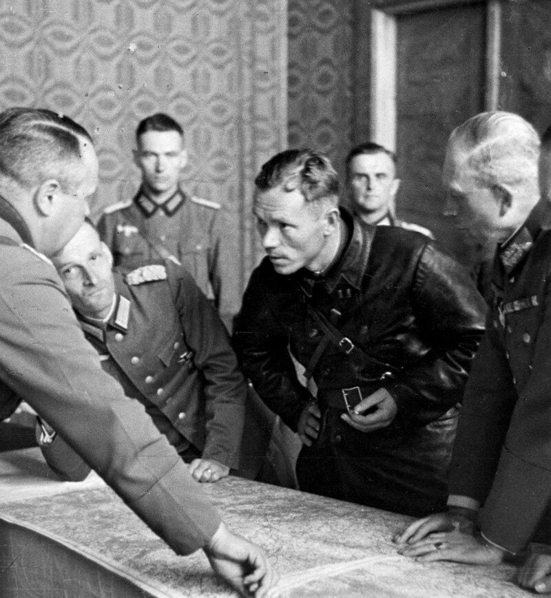 Немецкие генералы, в числе которых Гейнц Гудериан (крайний справа), совещаются с батальонным комиссаром 29-й танковой бригады Красной Армии Владимиром Юлиановичем Боровицким в Бресте.