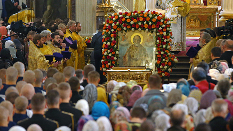 Ковчег с частицей мощей святителя Николая Чудотворца во время литургии в Свято-Троицком соборе Александро-Невской Лавры. Фото: Пётр Ковалев/ТАСС