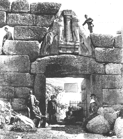 Генрих Шлиман с экспедицией возле Львиных ворот Микен, 1876 г.