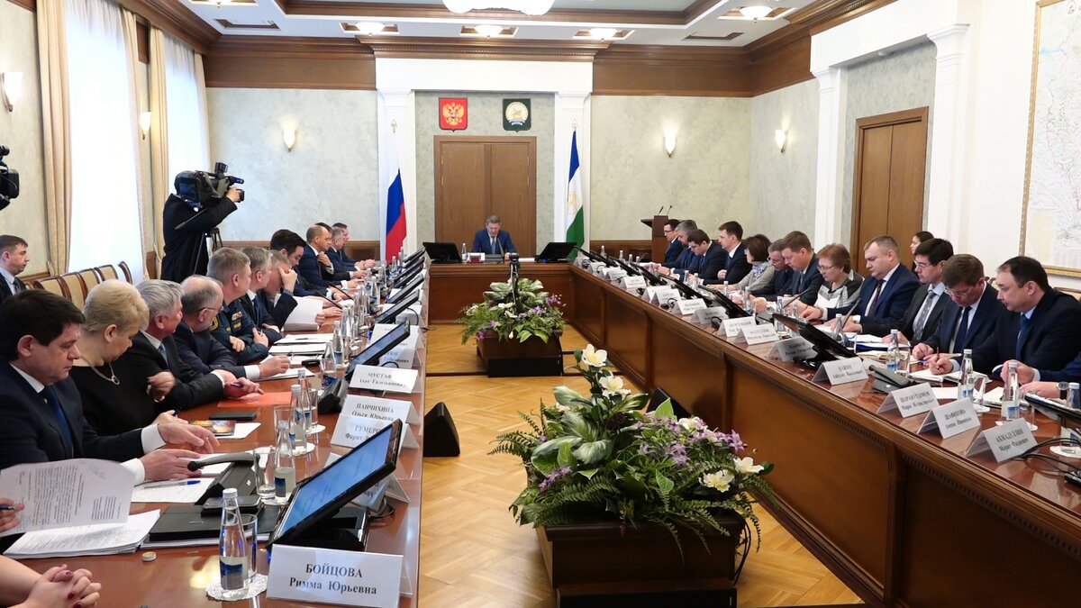 Радий Хабиров вновь недоволен работой чиновников. На этот раз темой для бурного обсуждения стал предстоящий ямочный ремонт дорог. Врио главы республики отметил, что с приходом весны на дорогах образуются ямы и на адрес правительства поступают многочисленные жалобы от граждан.