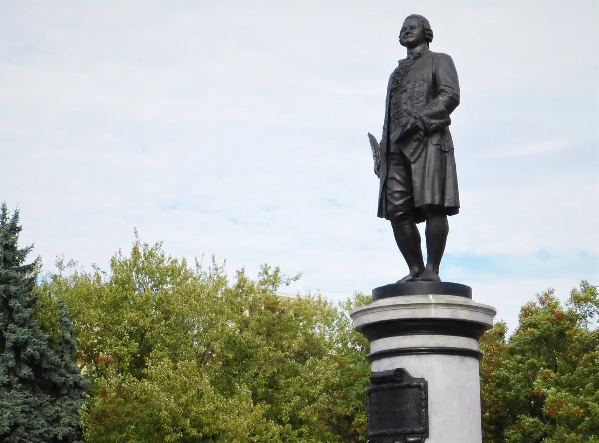 Статуя ломоносова. Памятник Ломоносову (Москва, воробьёвы горы). Памятник Михаилу Ломоносову в Москве. Памятник Ломоносову МГУ. Михаил Ломоносов памятник.