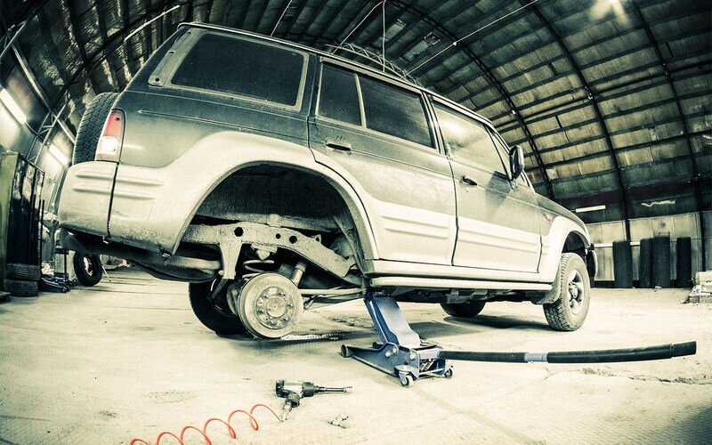 По размерам — целый ангар, правда, оптимизма подобный автосервис не вызывает, хотя бы потому, что вместо подъемников используется обычный домкрат. Но так бывает не всегда.