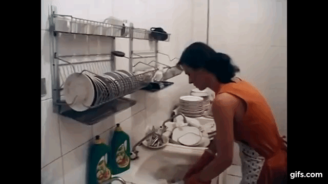 Графиня Шереметева моет посуду