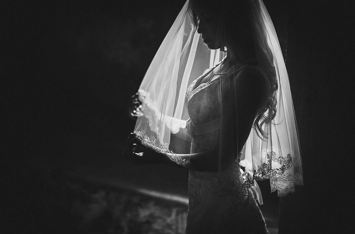 Жених призрак. Невесты в черном свадебном платье со спины. Невеста на черном фоне. Девушка в свадебном платье чб. Невеста со спины черно белые.