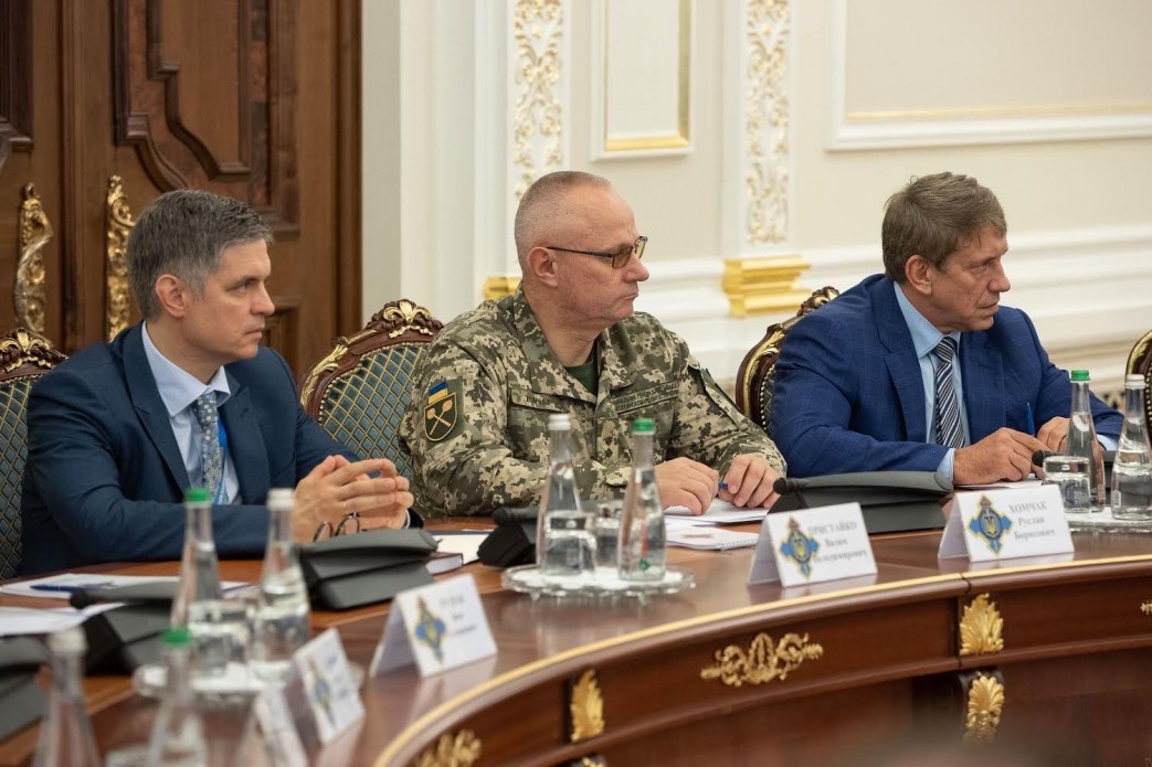 В.Пристайко (крайний слева) на заседании СНБО Украины. https://www.president.gov.ua/ru/photos/narada-za-uchastyu-chleniv-rnbo-prisvyachena-energetichnij-b-2945
