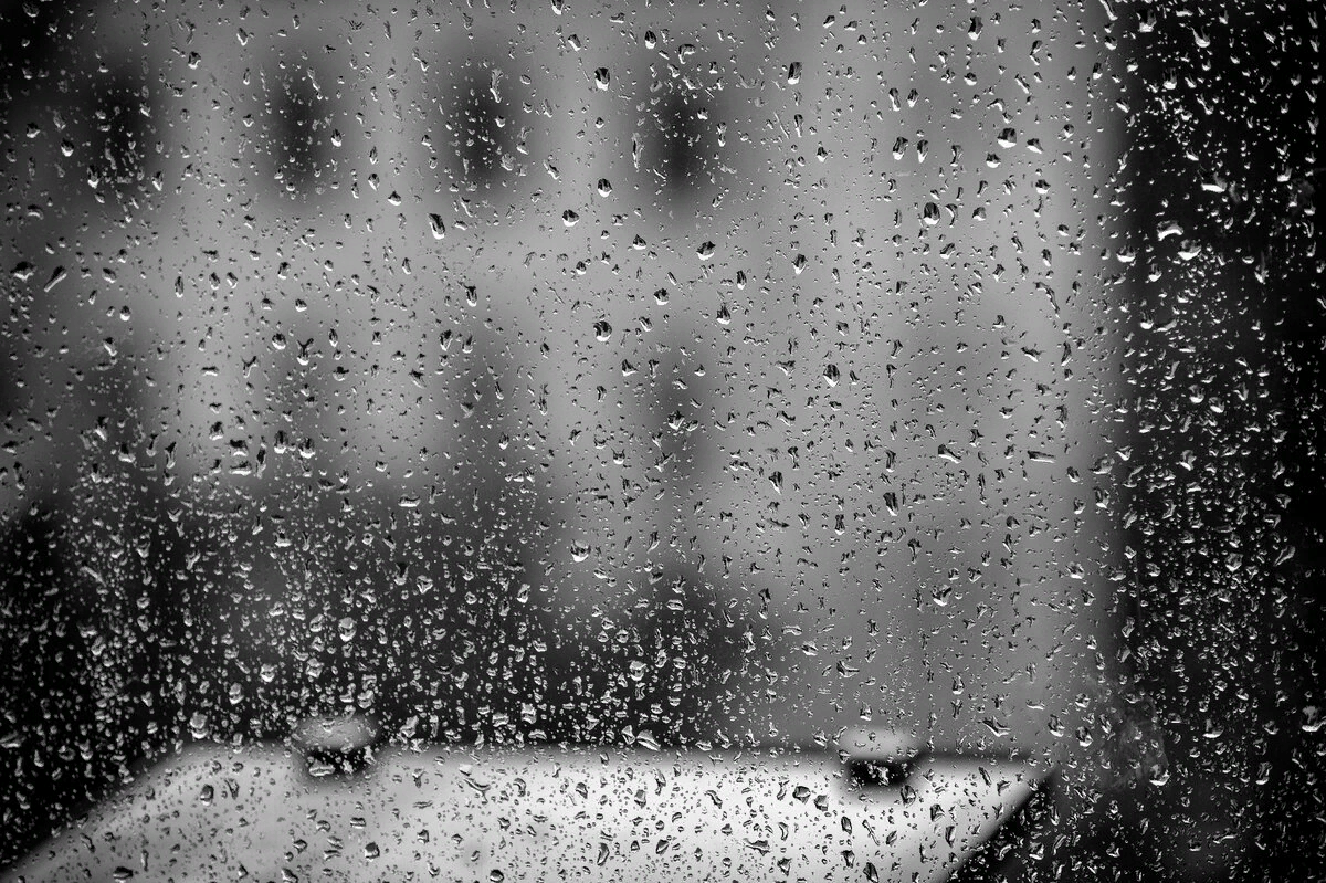 Долго ждали дождь. Дождь за окном. Дождь в окне. Дождливое окно. Грустный дождь.