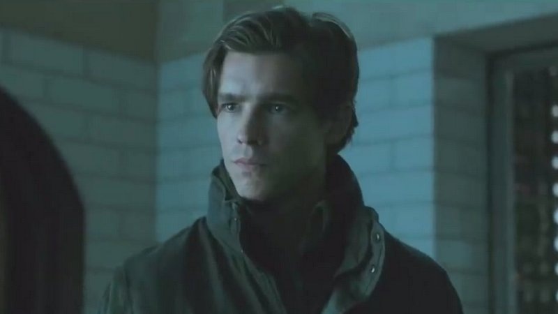 Брентон Туэйтс в роли Дика Грейсона