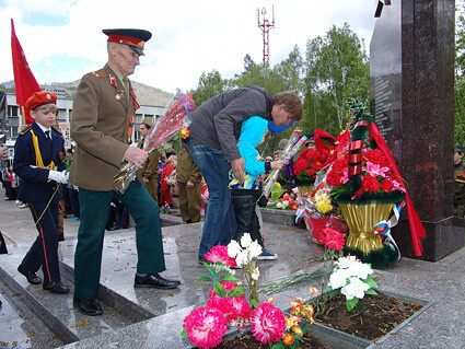 Фото из личного архива С.Ю. Трапезун. Обелиск "Памяти павшим в Великой Отечественной войне" в пгт. Черёмушки, Республика Хакасия.