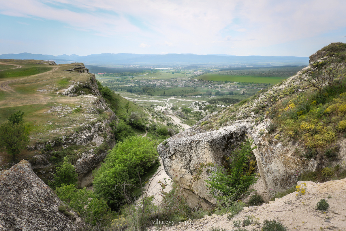 А со скального обрыва открываются сногсшибательные панорамы (фото - автора)