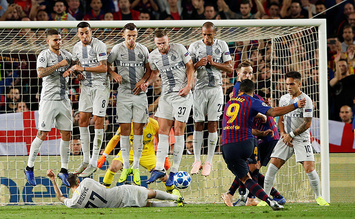 лежащий Марцело Брозович в стенке Интера