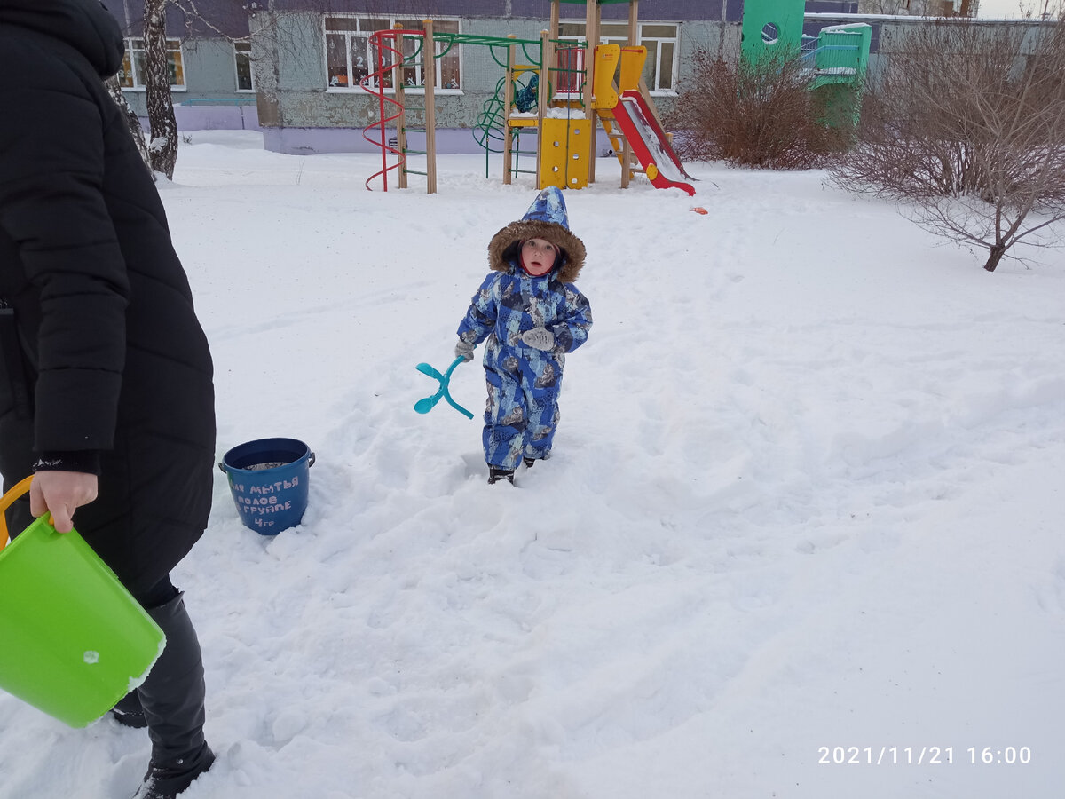 Лицо ребёнка, который увидел снеговика, слепленного родителями