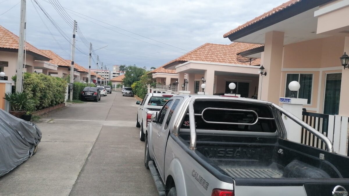 Мы пока проснулись, с дочкой маленькой сражались… Иду улицей:
