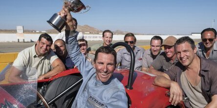 Команда американских инженеров во главе с конструктором Кэрроллом Шелби планирует создать для компании Ford новый спортивный автомобиль. К ним присоединяется и талантливый гонщик Кен Майлз. Вместе они собираются победить на чемпионате мира во Франции постоянного лидера — команду Ferrari. 
Фильм 2019 года мгновенно завоевал признание критиков в первую очередь благодаря актёрскому составу. Главные роли в проекте сыграли Мэтт Деймон и Кристиан Бэйл. Причём последний вновь сильно похудел для роли, чтобы помещаться в узкий гоночный автомобиль.