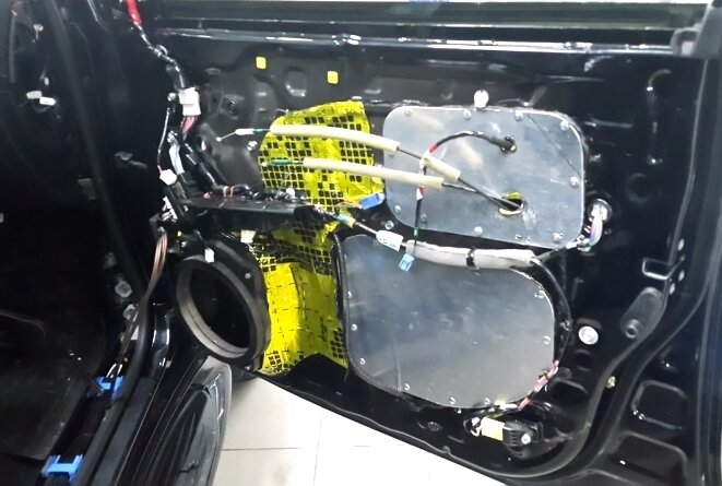 Шумоизоляция дверей авто. Шумоизоляция дверей самому. Шумоизоляция шумофф солярис 2. Виброшумка на ваз 2114. Шумоизоляция дверей ваз 2114.