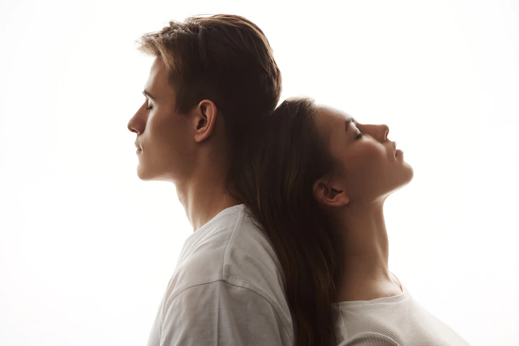 https://ru.freepik.com/free-photo/man-and-woman-in-love-she-lays-her-head-on-his-back-with-eyes