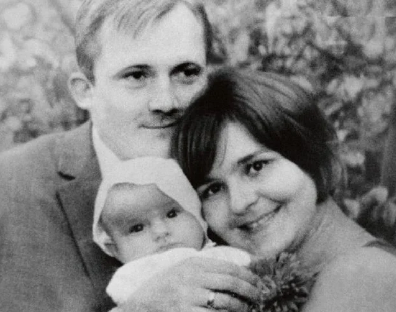 Виктор Павлов с дочкой и супругой