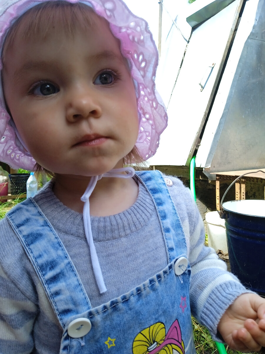 Наша манюня возле колодца у бабушки.