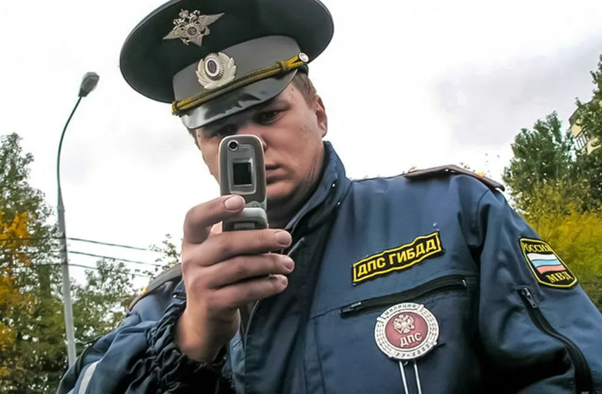 Опытные инспектора. Инспектор ГИБДД. Полицейский с телефоном. Полицейский фоткает. Сотрудник ГИБДД