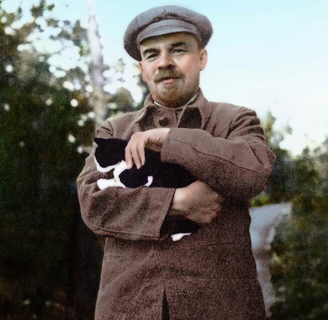 Ленин с кошкой в своей усадьбе Ленинские горки жил как эксплуататор и царь