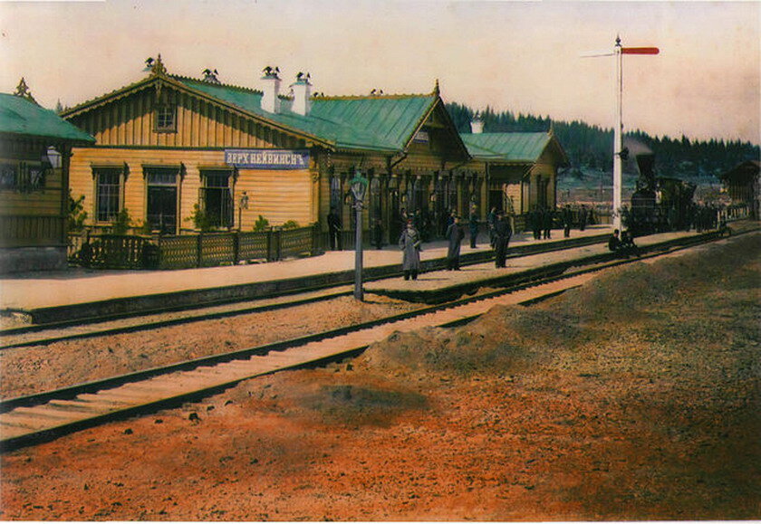 Цветной снимок верх-нейвинского вокзала выполнен знаменитым фотографом Прокудиным-Горским, видимо, осенью 1909 года во время поездки по Уралу