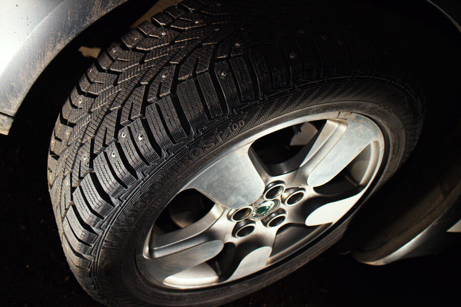 Покупка на зиму дисков меньшего диаметра, чем летом тоже не имеет смысла. Скажете про ямы? Так они появляются весной, когда снег растаял и вы уже ездите на летних шинах.  