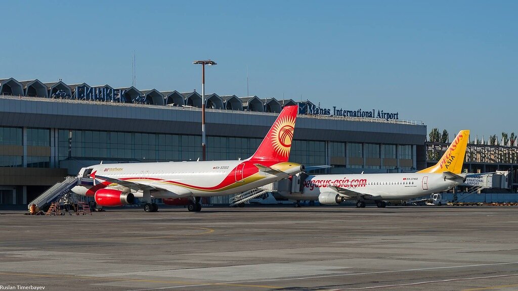 1. EX-32002 - Kyrgyzstan Aircompany - Airbus A320-231 и EX-37402 - Pegasus Asia - Boeing 737-42R

Гостей, вооруженных до зубов фотокамерами, объективами, штативами, вспышками, встречал исполнительный директора аэропорта "Манас" Илим Карыпбеков. Он отметил, что ему очень приятно встречать любителей споттинга в аэропорту. "Я надеюсь, что наши встречи станут постоянными", - обратился он к присутствующим. 

