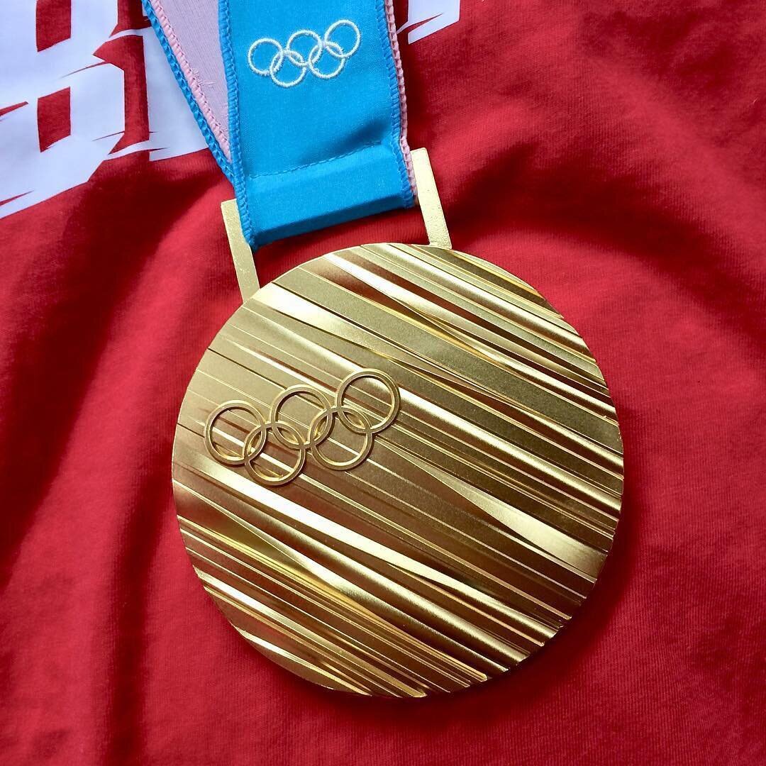 Олимпийские медали. Золотая медаль Олимпийских игр. Олимпийская медаль золото. Олимпийская медаль из золота.