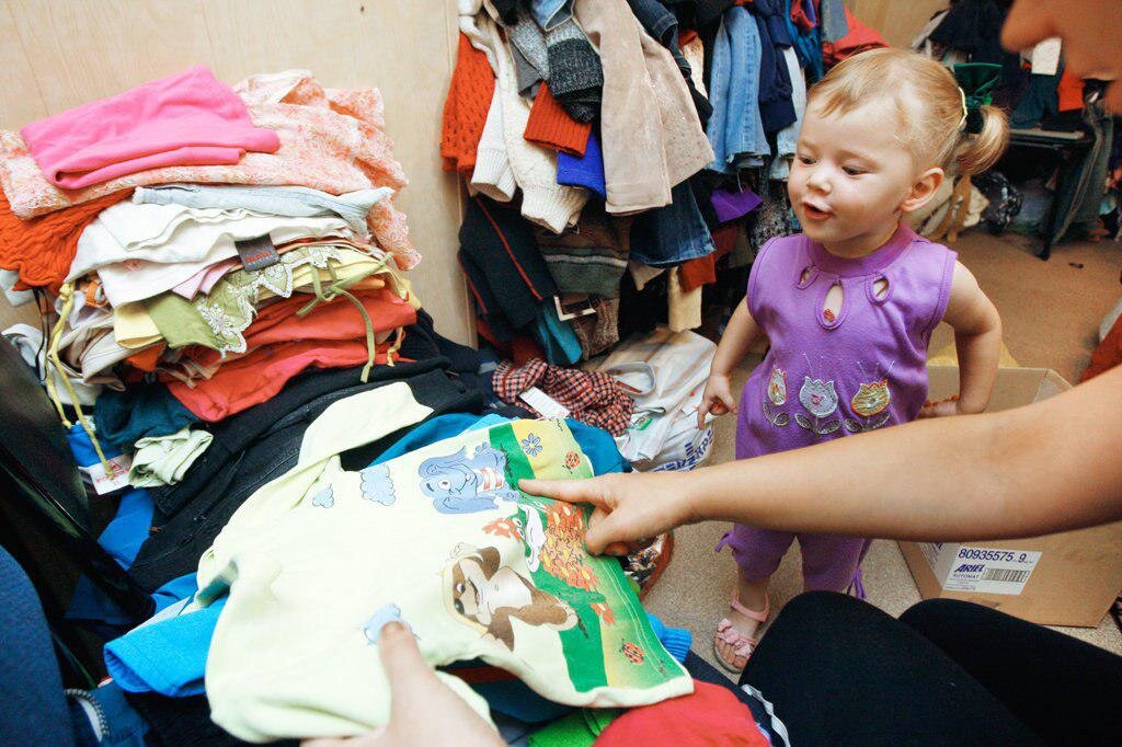 Объявление о сборе вещей. Одежда обувь секонд хенд. Магазин одежды. Одежда мамы картинки. Бедные вещи.