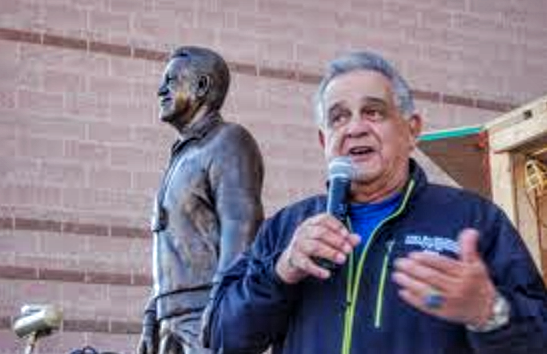 Джо Виджил рядом с памятником самому себе. Адамс, Колорадо, США. Ноябрь 2010.