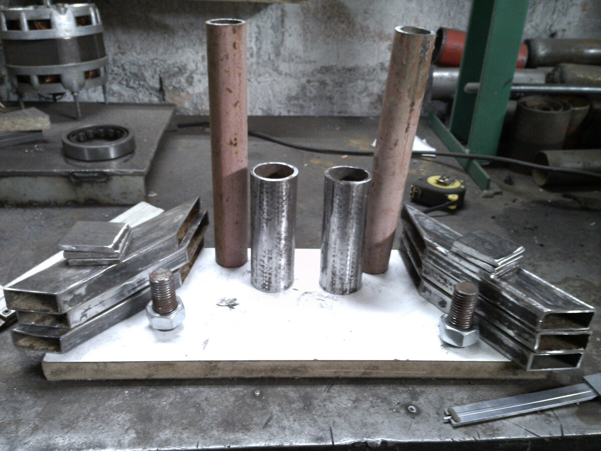 нарезаем заготовки. ножки — профтруба 20х40, труба основания 42-я, сама стойка — труба 33-я. Винт М20х55, Гайка М20. Опорный пятак вырезан из швеллера №65.