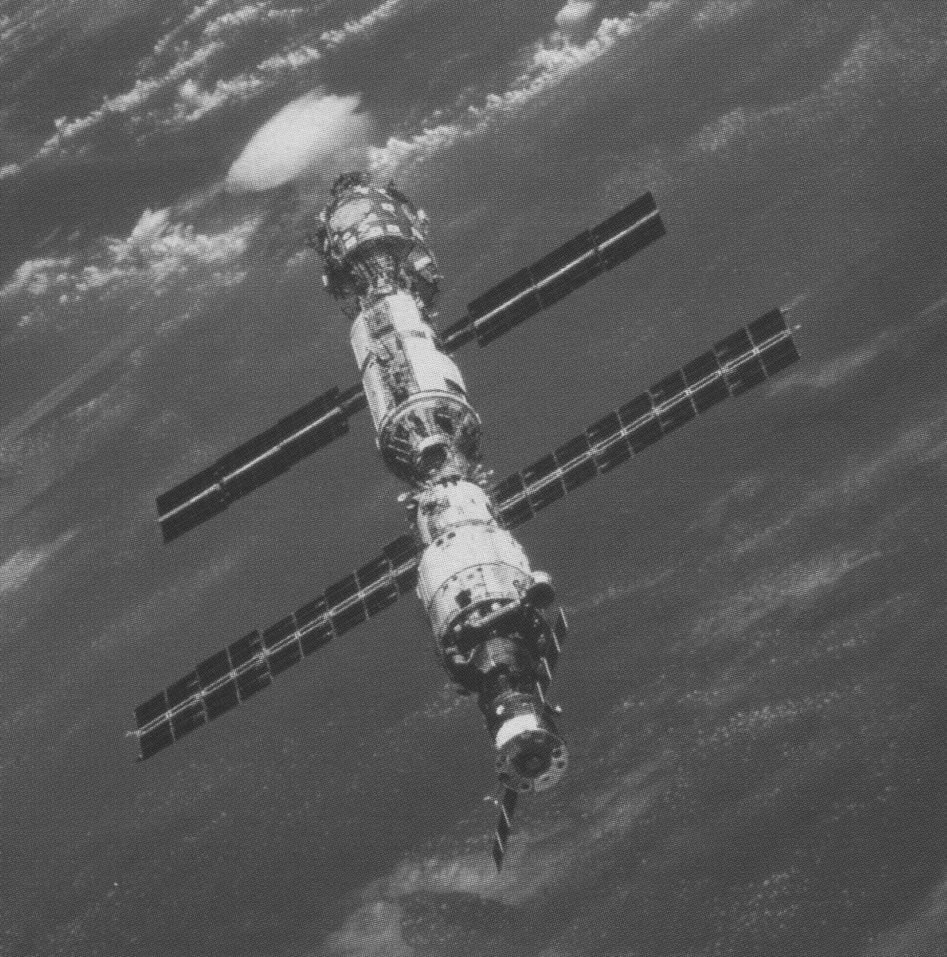 Международная космическая станция с установленными фотоэлектрическими солнечными батареями мощностью 10 кВт.