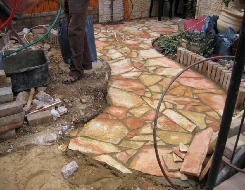 Камень пластушка песчаник двор. Дорожка в сад. Укладка природного камня. Камень плитняк. Как правильно уложить камень на дорожки.